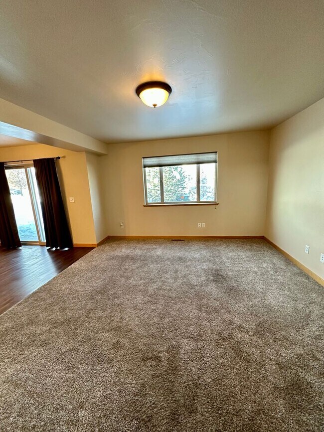 Building Photo - Spacious & Updated Townhome in Broadwater ...