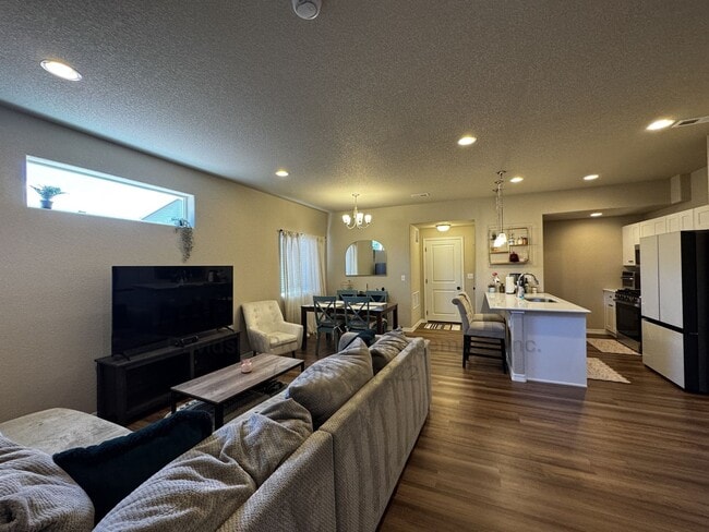 Building Photo - Stunning 3 Bedroom Townhouse Located in No...