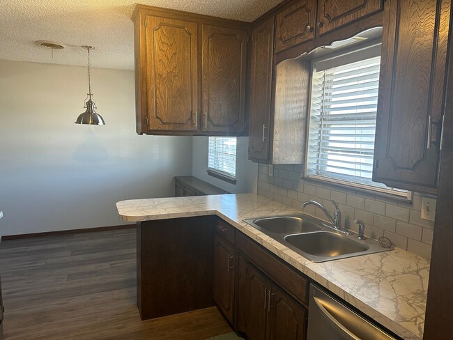 Primary Photo - 1352 Meadow Ln