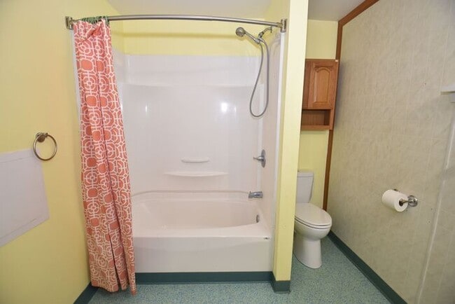 Building Photo - Close to Downtown Mishawaka- 2 bedroom duplex apartment