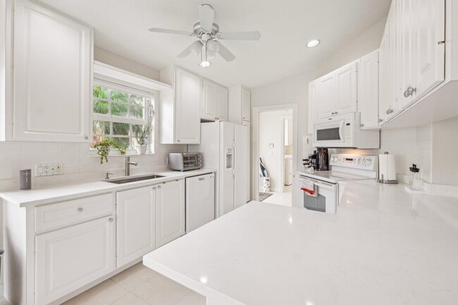 Building Photo - 10853 SW Elsinore Dr