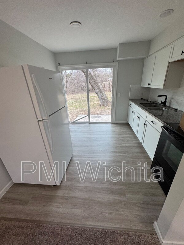 Building Photo - 422 W Mahoney Dr