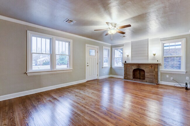 Building Photo - Charming 3-bedroom, 1-bathroom house - Available now!