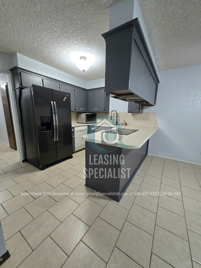 Building Photo - Charming Yukon 3 Bed 2 Bath Home