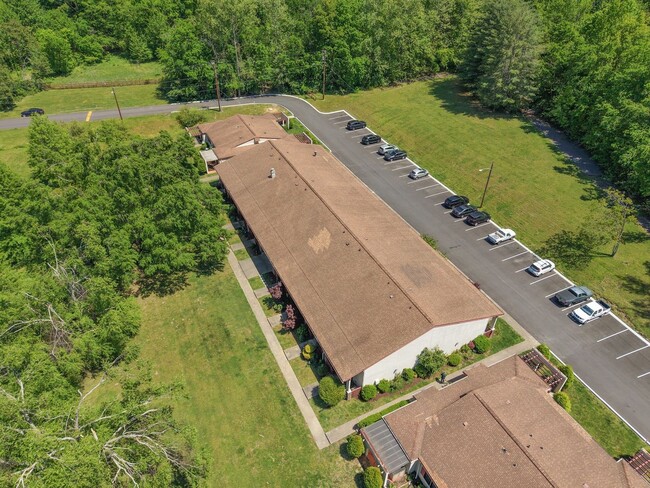 Building Photo - Discover the most affordable home in Belle Forest, located in Nashville's highly coveted 37221 zi...