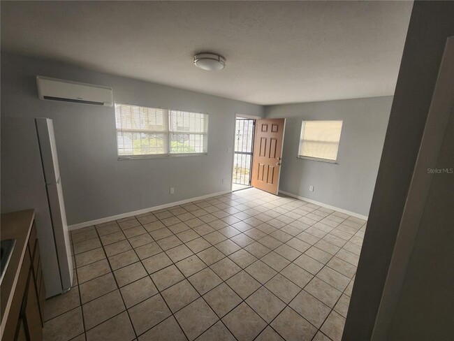 Building Photo - 906 E 108th Ave