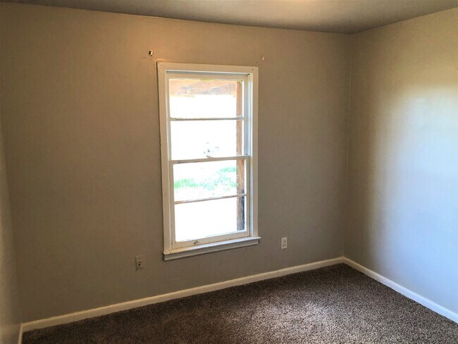 Building Photo - Adorable Home Located Down the Street from Alderson Elementary!