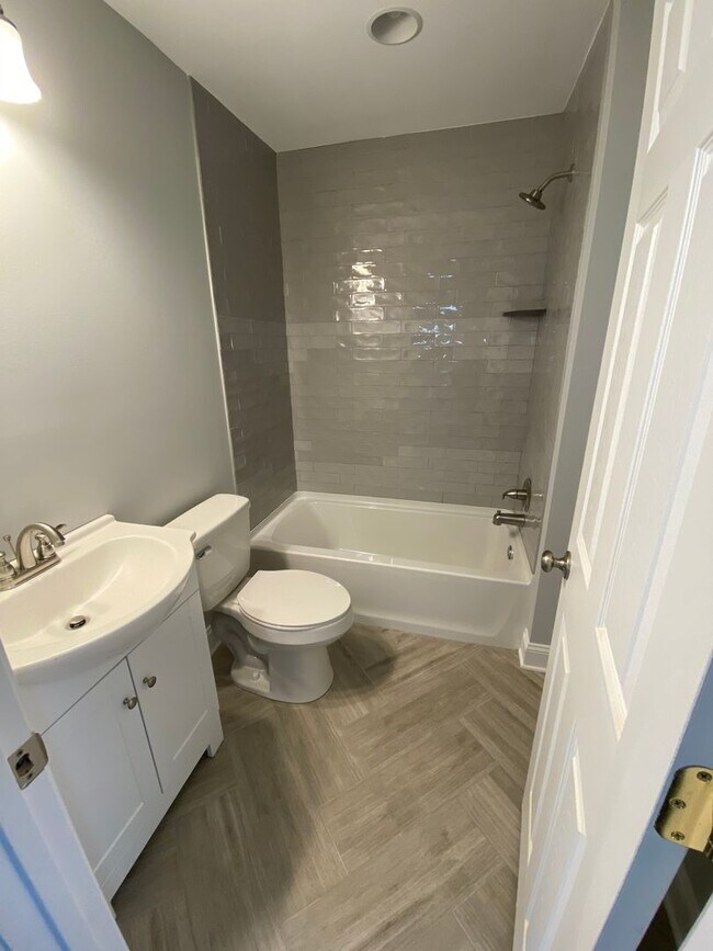 Building Photo - Updated 4 Bedroom Home Convenient to Carytown, Byrd Park And More. Available In July