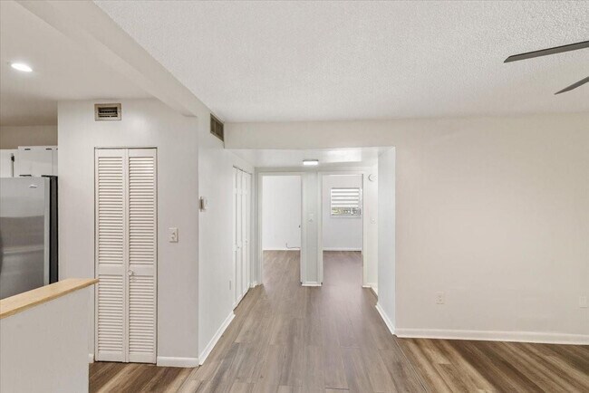 Building Photo - 5100 SW 41st St