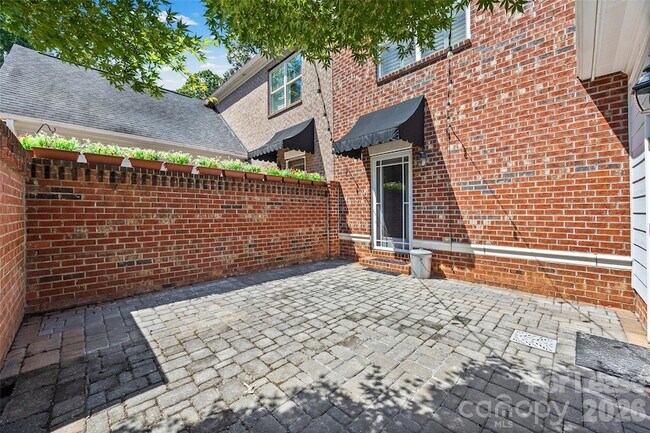 Building Photo - 706 Kingsley Way