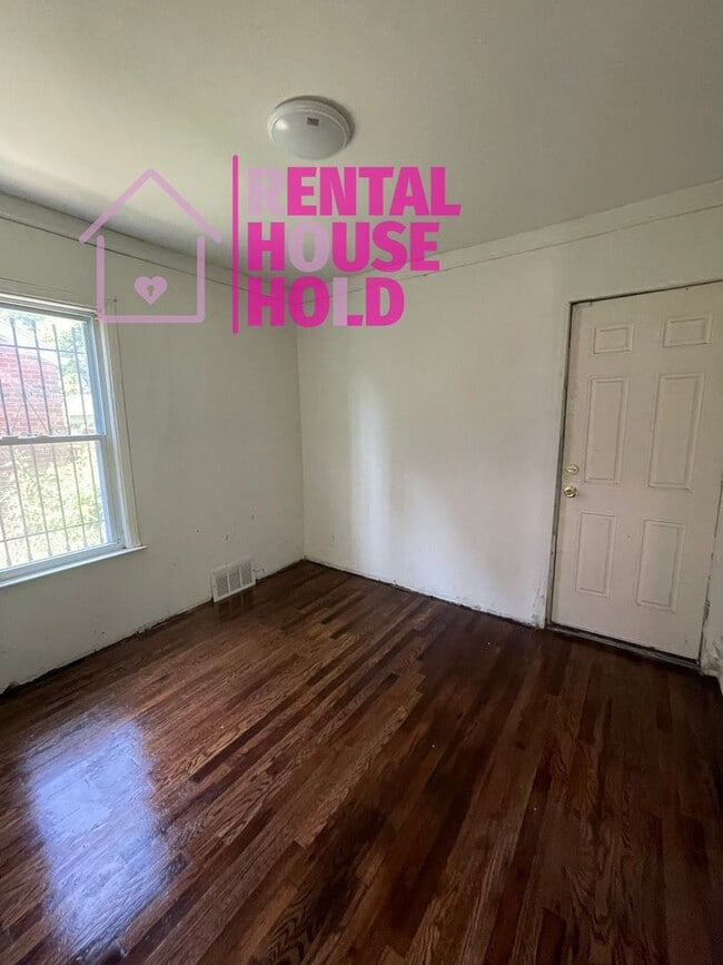 Building Photo - 3 BEDROOM 2 BATH BUNGALOW FREE PRE-SCREEN