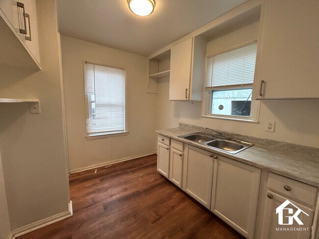Building Photo - 5915 Farmbrook St
