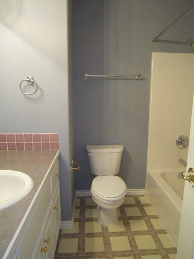 Building Photo - Large Bethany Home on a Corner Lot! 6 Bed 3 Bath