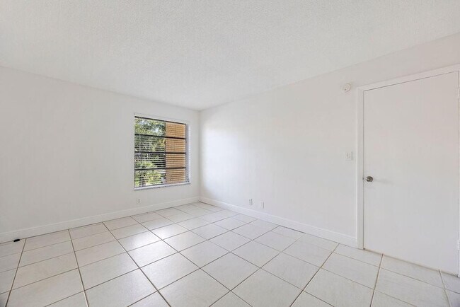 Building Photo - 470 NW 20th St