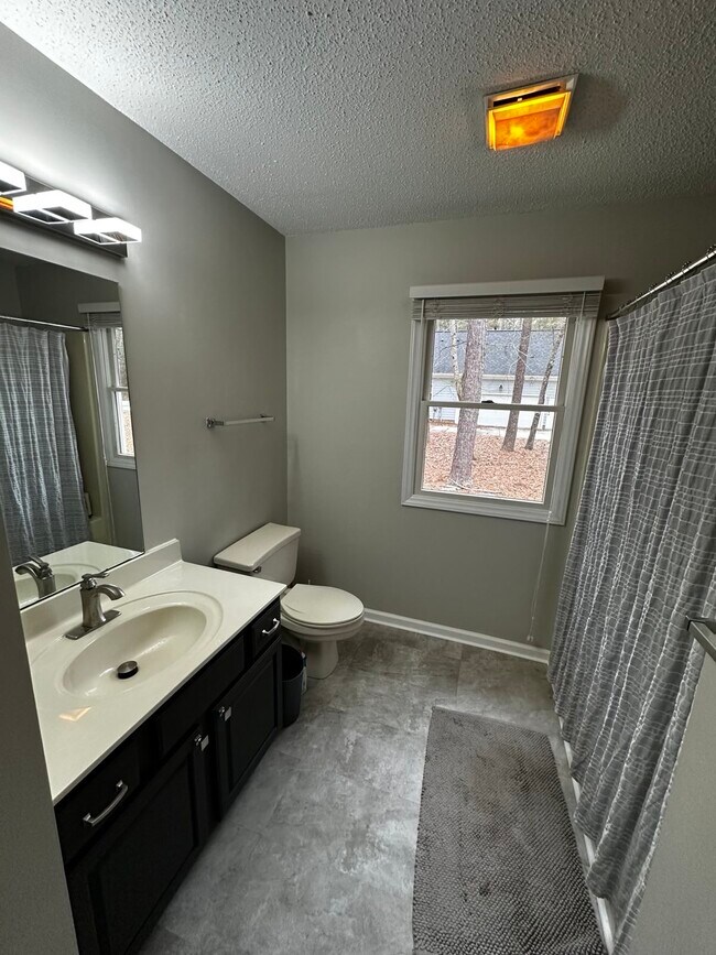 Building Photo - 440 Lobelia Dr