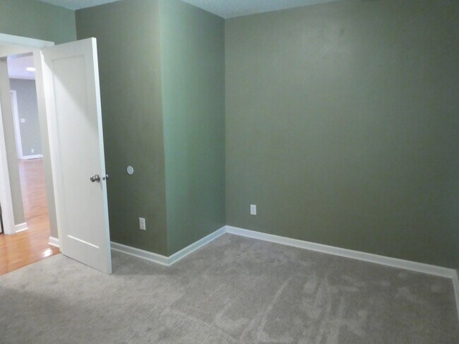 Building Photo - 1420 Dollar St