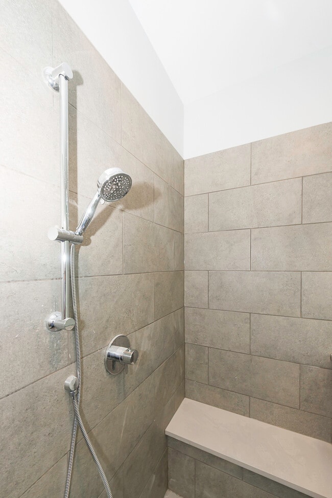 Building Photo - 520 N Western Ave