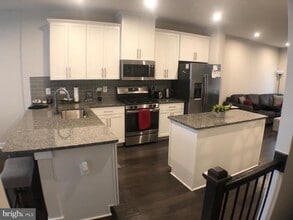 Building Photo - 6212 Editors Park Dr