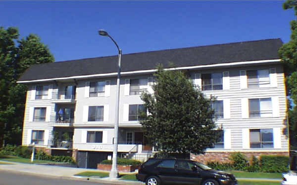 Building Photo - 366 Mentor Ave