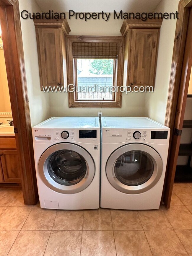 Building Photo - Downtown Hopkins SFH, Fenced Yard, Patio, Spacious Primary, 4 Car Detached Garage