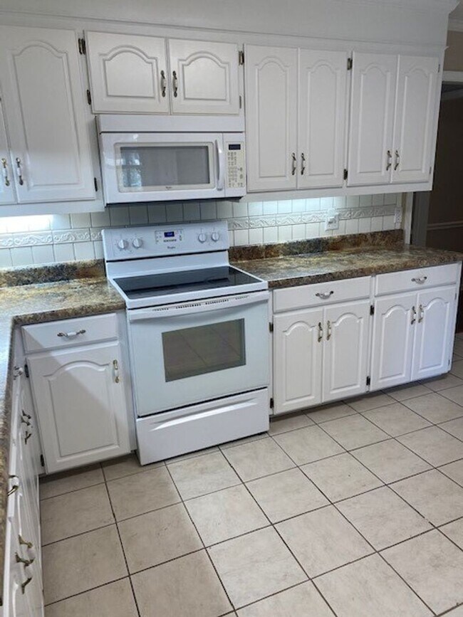 Building Photo - 4712 Lakeview Estates Dr