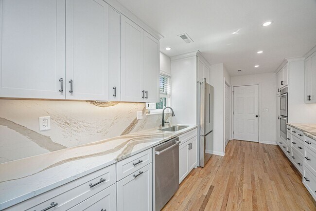 Building Photo - Gorgeous 4 BR/2BA Marshfront Home With Cre...