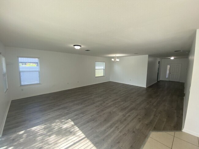 Building Photo - Spacious 3 bedroom 2 bathroom home in the Sawgrass community