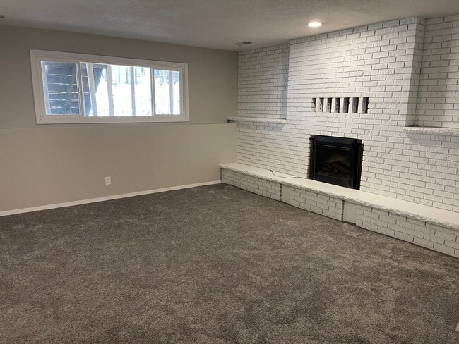 Building Photo - Beautiful, Updated 3Bed+Office/Den, 2Bath Twinhome in Plymouth- Available Now!