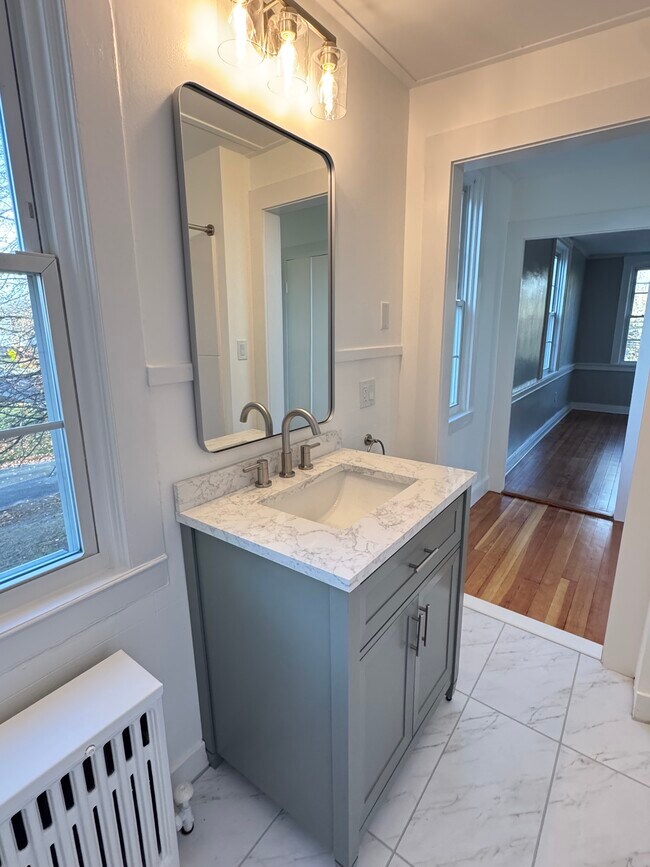 Building Photo - 142 Main St