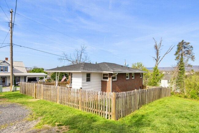 Building Photo - 389 Thompson St