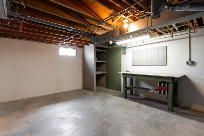 Building Photo - Welcome to this charming 3-bedroom, 2 full...