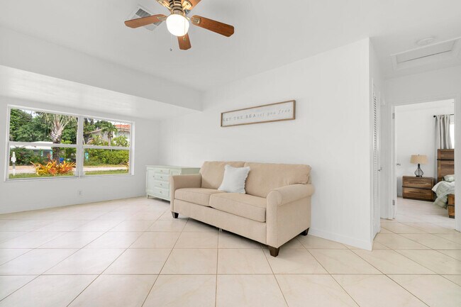 Building Photo - 842 SW 11th Ct
