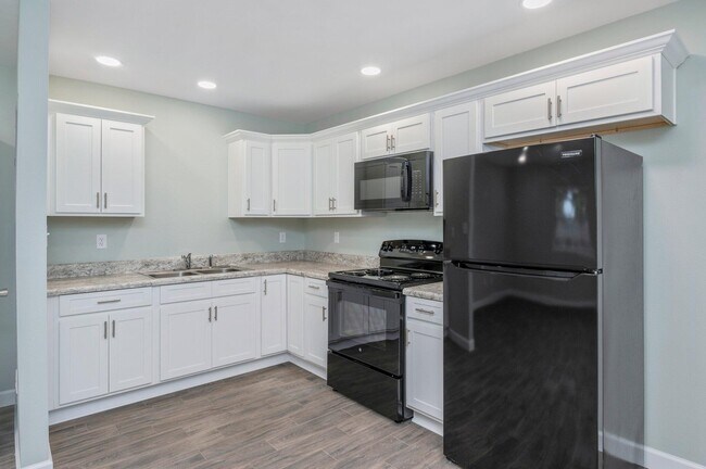 Building Photo - 718 Eglin Pkwy NE
