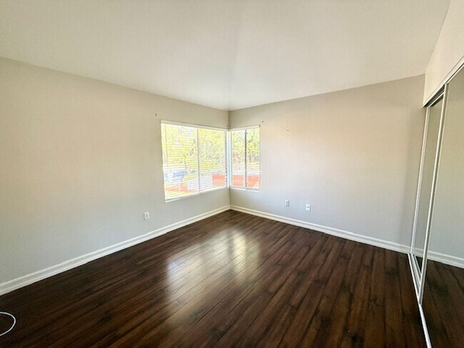 Building Photo - Beautiful 2-Bedroom Condo in Desirable Ran...