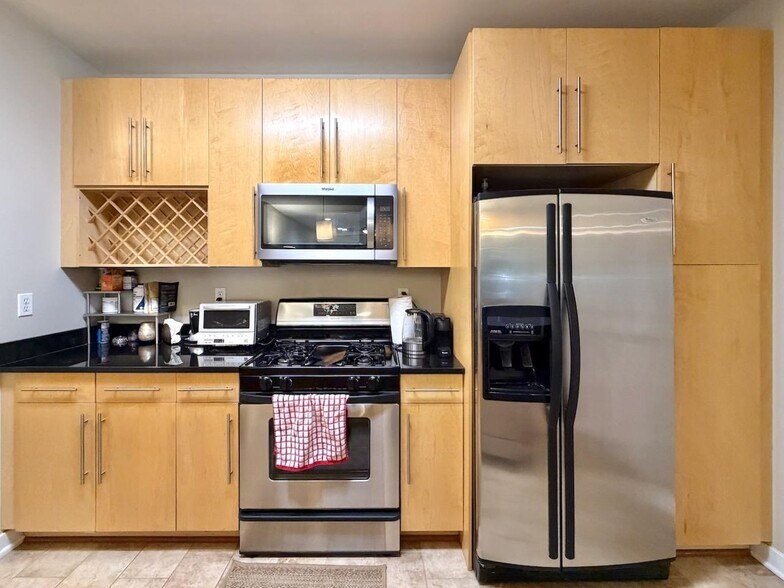 Building Photo - 83 Monroe St