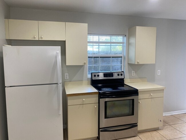 Building Photo - Spacious 2 bedroom, 2 bath duplex located ...