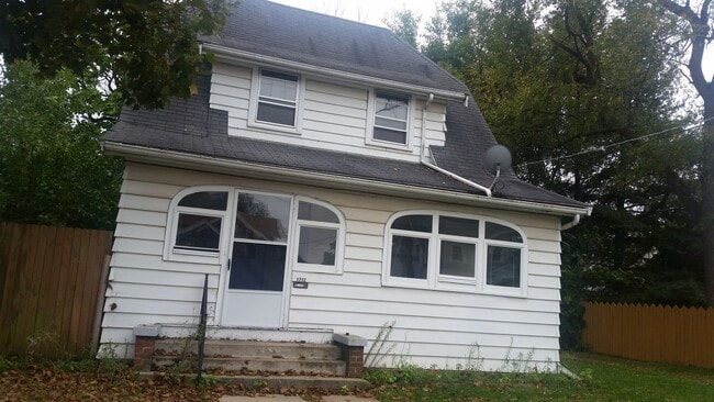 Primary Photo - Fenced Yard. 2 bed home