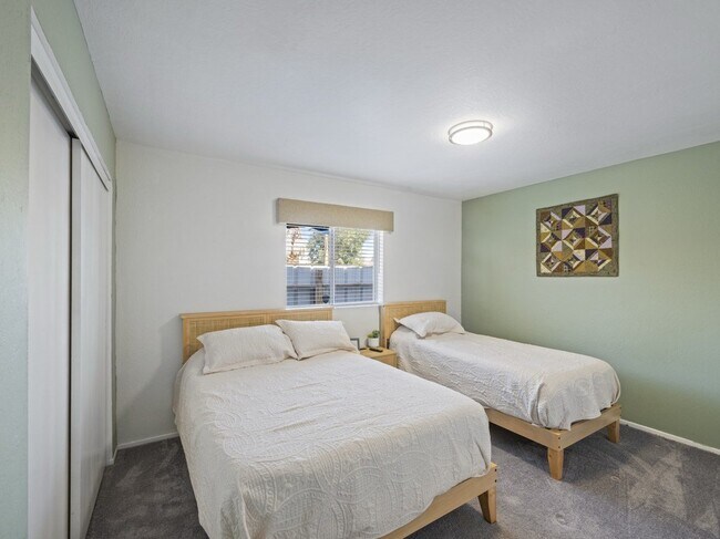 Building Photo - 1237 Lenrey Ave