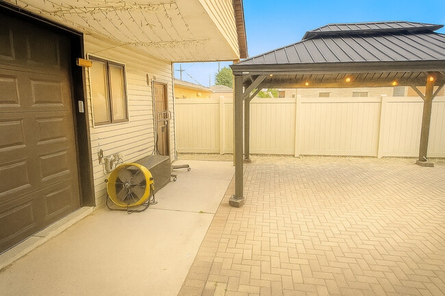 Building Photo - 5155 S Mobile Ave