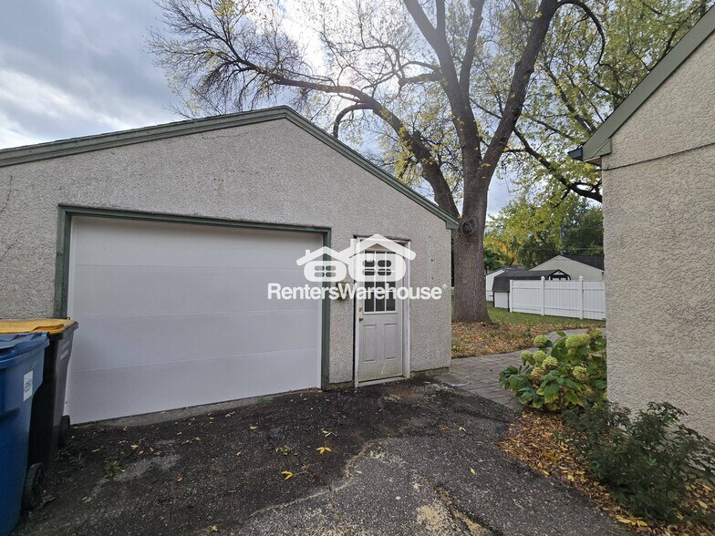 Building Photo - 810 3rd Ave E
