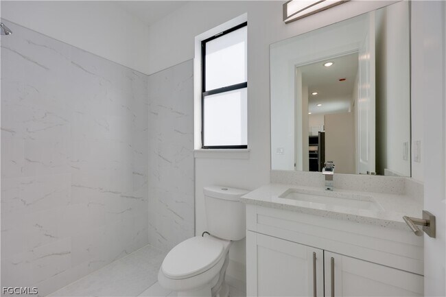 Building Photo - 714 W 12th St