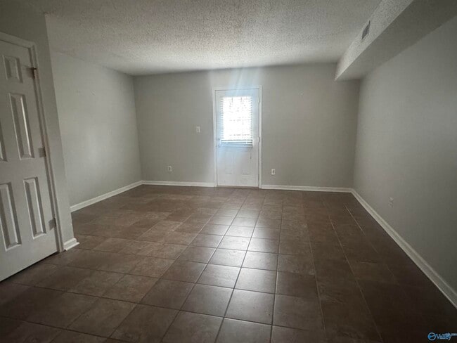 Building Photo - 210 Marinawoods Dr SE