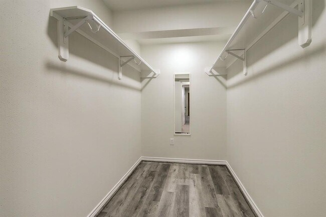 Building Photo - 1051 Gardenia Dr