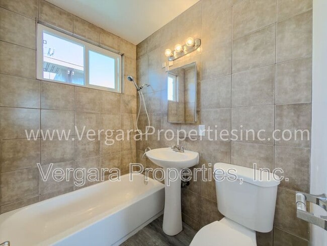 Building Photo - 1083 E 7th St