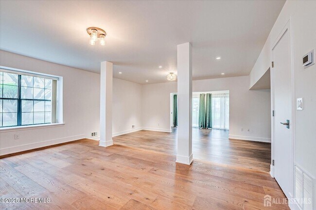 Building Photo - 369 Bromley Pl