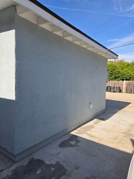 Building Photo - 628 E Kingsley Ave