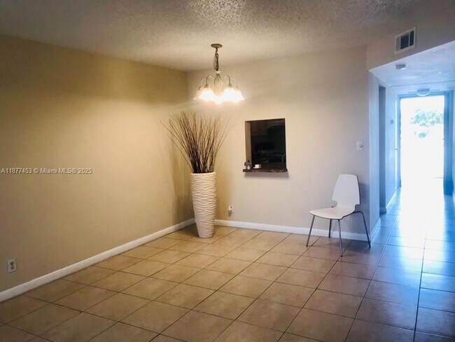 Building Photo - 7960 N Colony Cir