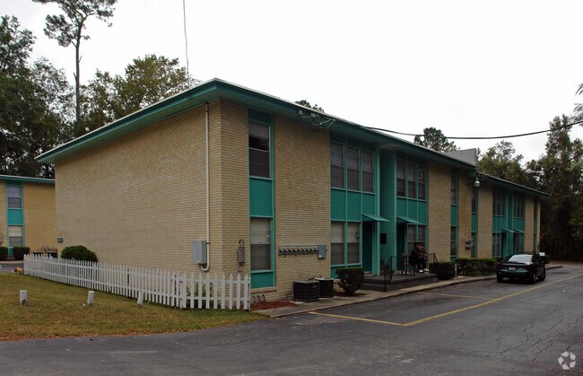 Building Photo - Wilson Blvd Apartments