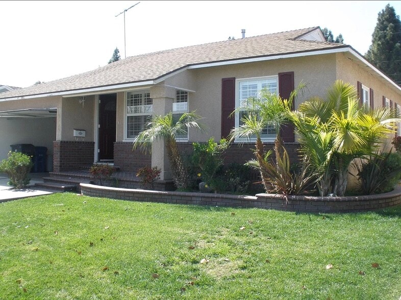 Building Photo - 5325 Dunrobin Ave