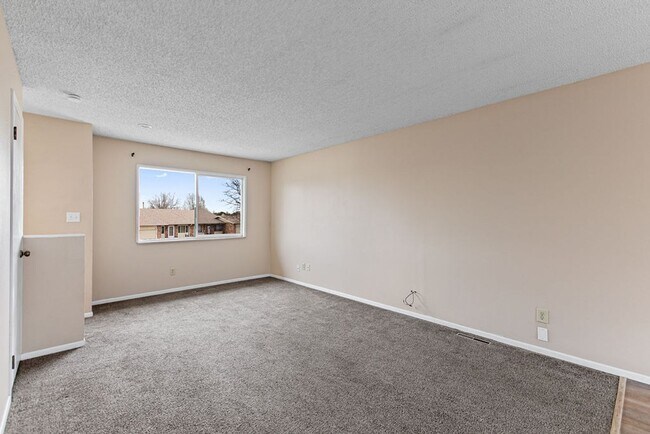 Building Photo - Spacious 2 Bedroom, 1.5 Bath Townhome in Greeley!